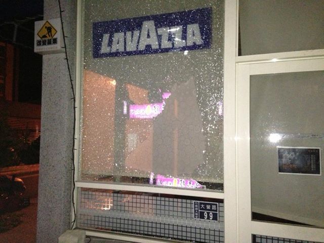 資深社運人士林一方經營的「竹南咖啡廳」這個月21日正門玻璃才被砸破，不料昨（24）日晚間，林一方在他的個人臉書發表訊息表示，竹南咖啡廳二度被砸。圖：翻攝自捍衛苗栗青年聯盟臉書   