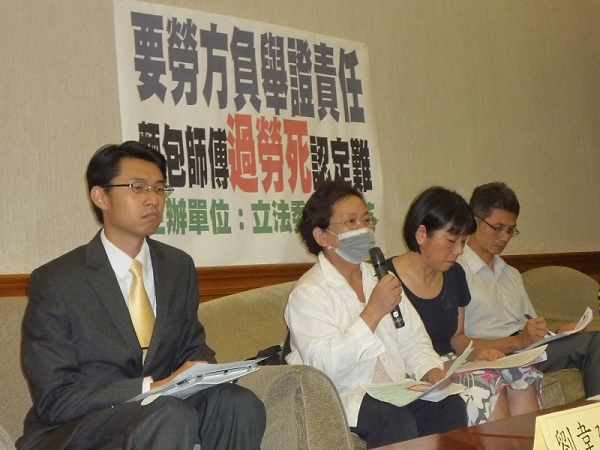 麵包師傅楊旺璁的母親在立委黃淑英的陪同下至立法院，陳情兒子因過勞致死，申請職災死亡給付卻遭到駁回；勞委會官員張國明出面回應說明。圖片來源：張榮哲/攝   