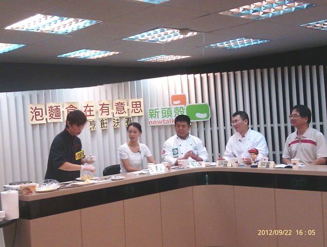 參賽者沈維承示範「素麵謀生」素食料理。圖：柯昱安/攝。   