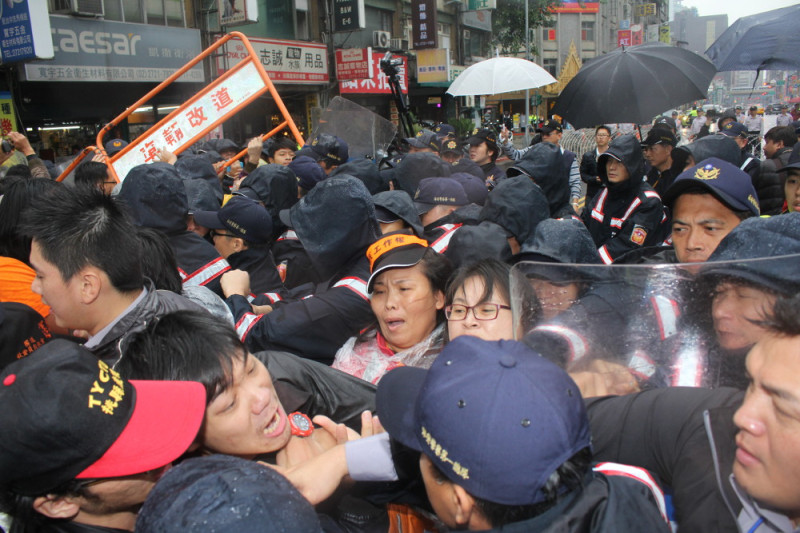 警察不斷高喊「保護他安全！」卻隔著圍欄拉著一名學生的頭髮，讓學生不解地大喊「不要拉我，我就很安全了！」圖3之1：林雨佑/攝   