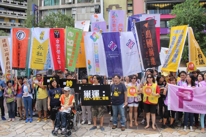 為抗議高房價，60多個民團在今（26）早舉辦「巢運」記者會，號召民眾10月4日夜宿台北的黃金地段仁愛路。圖：林雨佑/攝   
