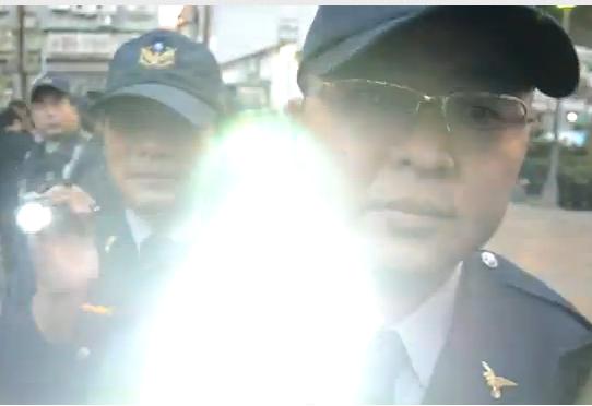 台北市警方28日出動大批警力在文林苑都更現場執勤，對於員警以手電筒照射媒體攝影機，（圖）王卓鈞今日坦承員警行為確實不當。圖片來源：翻攝自youtube。   