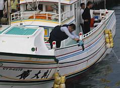 遭菲律賓公務船以機關槍攻擊的屏東琉球籍漁船廣大興28號，11日清晨被拖返小琉球，檢方立即指揮鑑識人員進行船體鑑識。圖片來源：中央社   