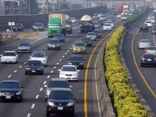 根據交通部台灣區國道高速公路局路況資訊，國道今天凌晨0時到清晨7時免收費時段，車流就不少，上午8時部分路段開始塞，10時以後從北到南都出現塞車，多處回堵，車輛走走停停。圖片來源：中央社資料照片   