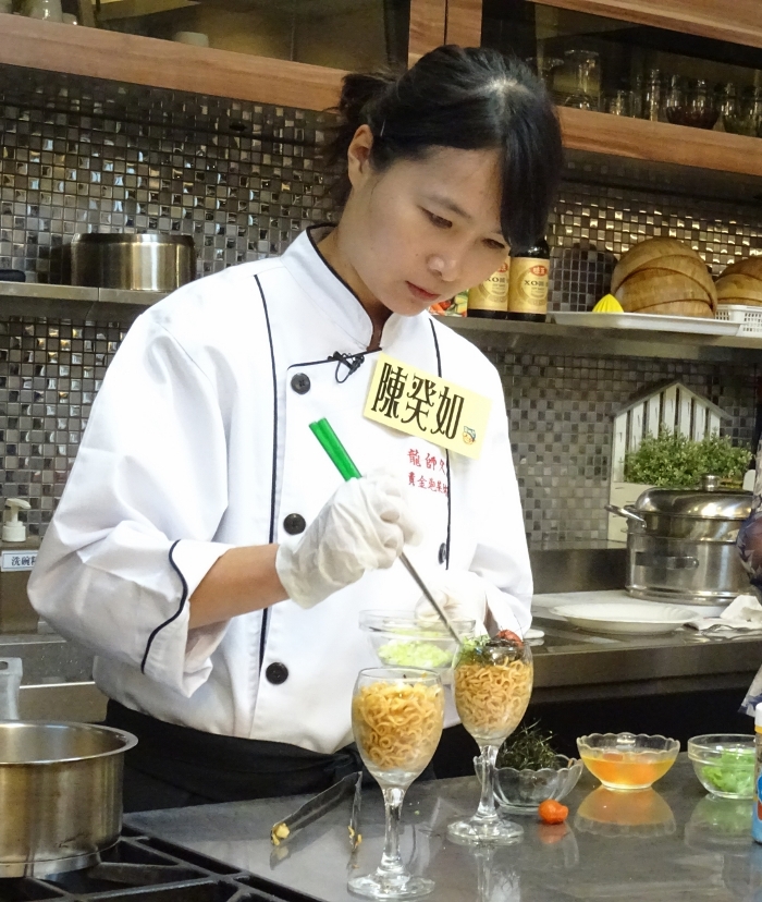另一名優勝者陳癸如的「黃金泡菜佐王子麵」，以輕食概念及視覺設計出色取勝。圖：劉俊廷/攝   