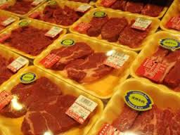 食藥署今(17)天表示，未來進口肉品輸台前，都必須先提出書面申請，審核過關後才能輸台。圖：中央社資料照片。   