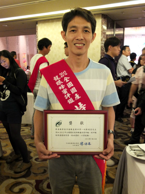 來自屏東歸來的養蜂達人陳國昌，今年首度參加全國蜂蜜大賽，就獲得特等獎的殊榮。圖：翁嫆琄/攝。   