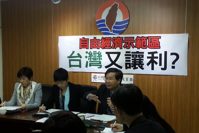 台灣團結聯盟立院黨團今天上午邀請相關部會進行專案報告，針對自由經濟示範區對產業的影響進行討論。圖：陳沛佑/攝   