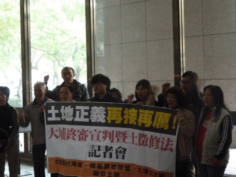 10餘位台灣農村陣線等團體代表今(3)天下午到內政部樓下，原本想上樓參與大埔案敗訴回應記者會並表達訴求，遭多位警察阻擋在1樓電梯口。圖：謝莉慧/攝   
