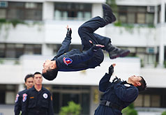 花博防恐維安演訓，維安特勤隊員在警察戰技演練時大秀拳腳功夫。圖片來源：中央社   