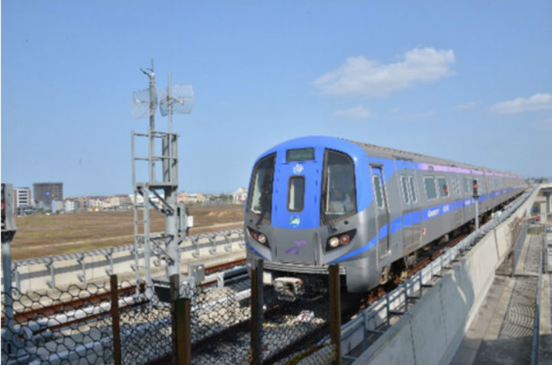 高鐵局今天指出，機場捷運已開始安排電聯車配合進行號誌系統主線動態測試，預計明年底就可全線通車。圖：高鐵局提供。   