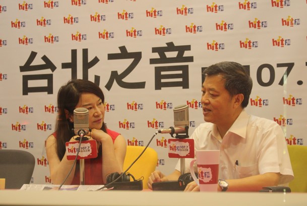 勞動部長陳雄文（右）今（27）日上午到電台台北之音接受「蔻蔻早餐」主持人周玉蔻（左）專訪。圖：林雨佑/攝   