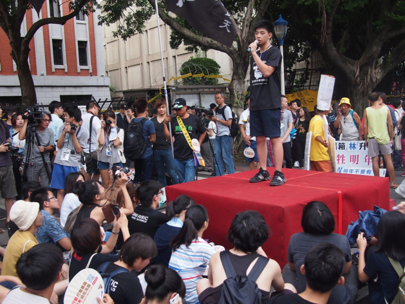 22日反黑箱課綱學生包圍教育部的行動現場，一名學生上台自由開講，他指出，政府和教育部的行為，已形同復辟威權體制，望政府運作回歸民主正軌，重新讓台灣這塊島嶼接收到陽光，永遠讓黑箱消失。圖：何星瑩/攝   