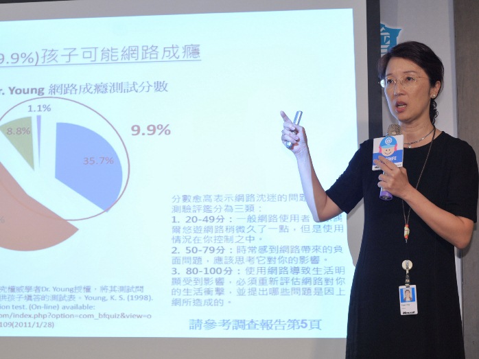 台灣微軟法務暨公共事務處資深副總王秀芬表示，根據調查結果，每十個孩子就有一個(9.9%)已具有網路成癮的各種跡象。（圖：微軟提供）   