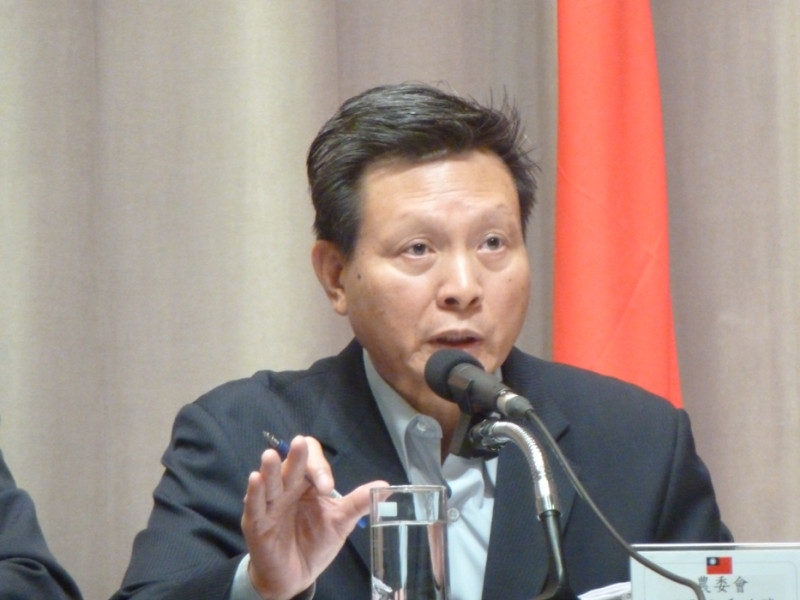 農委會副主委王政騰今(16)日在院會後記者會中說明「飼料管理法」部分條文修正草案。圖：謝莉慧/攝   