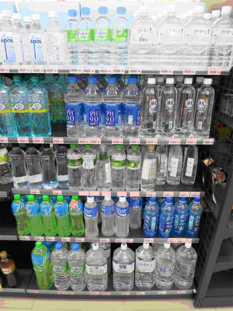 台北市環保局指出，民眾在購買瓶裝水時，應多注意其水源資訊，不然只是花錢買了自來水。圖：環保局提供。   