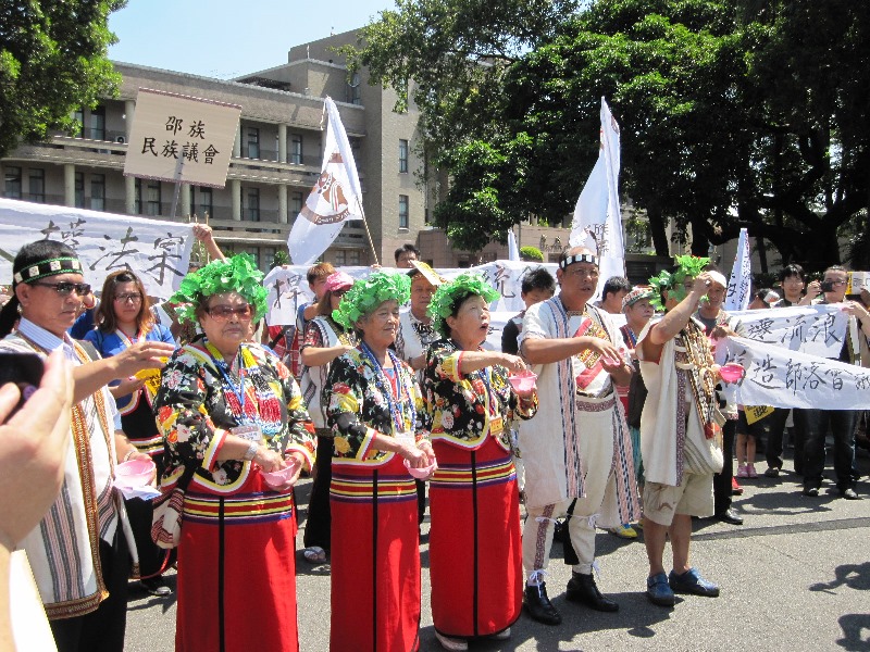 女祭司於現場進行驅魔儀式。圖5之2：王立柔/攝   