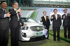 「2011智慧電動車先導運行營運正式啟動典禮」16日在台北舉行，經濟部長施顏祥（左2）及裕隆總經理陳國榮（右2）等人出席。圖片來源：中央社。   