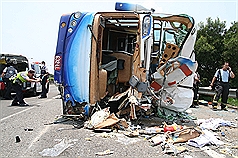 1輛搭載中國哈爾濱遊客的遊覽車7日上午在國道3號新竹香山路段翻覆，造成1死15傷。圖片來源：中央社   