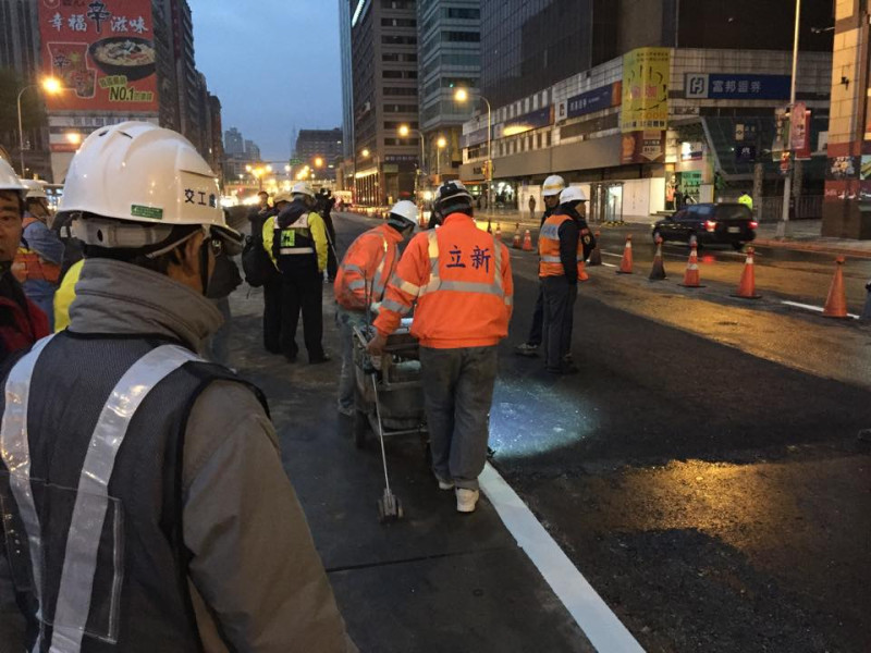 台北市政府27日拆除引發民怨的忠孝西路公車專用道。圖：新頭殼資料照片   