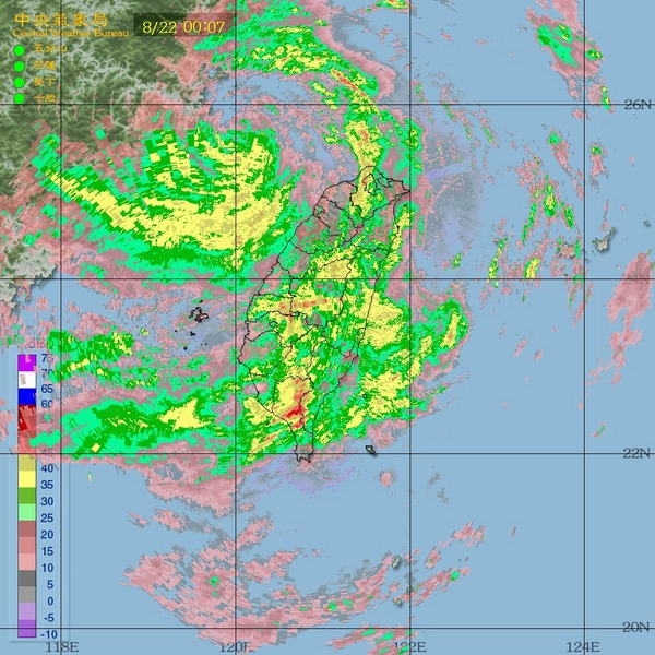 潭美颱風目前位於馬祖南南東方60公里的海面上，暴風圈仍籠罩台灣中部以北、東北部陸地及馬祖，各地風雨持續中。圖：翻攝自中央氣象局   