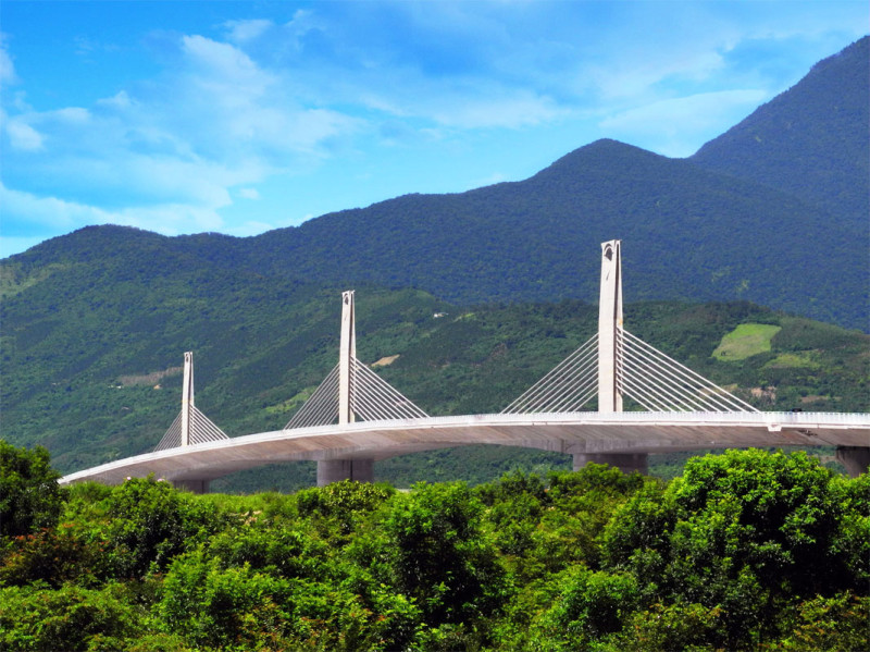 交通部今天說，花蓮的新豐平大橋預計8月就可完工通車，此橋樑是東區第一座斜張式特殊景觀橋樑，預計可成為當地的新地標。圖片來源：公路總局提供。   