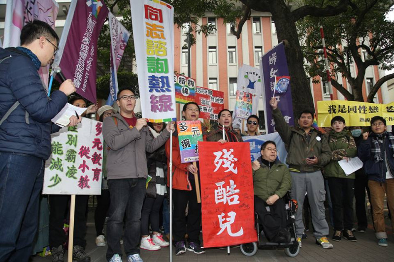 多個性別團體今（21）日到教育部抗議性別平等委員會聘任反同志委員。圖：林雨佑/攝   