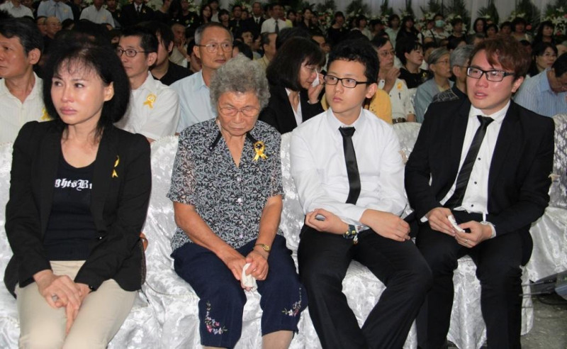 醫師林杰樑的公祭儀式本(23)日上午在台北市立第二殯儀館舉行。林杰樑的家人在觀看追思影片時，無法忍住悲傷，悲慟落淚。 圖：黃朝郁/攝   