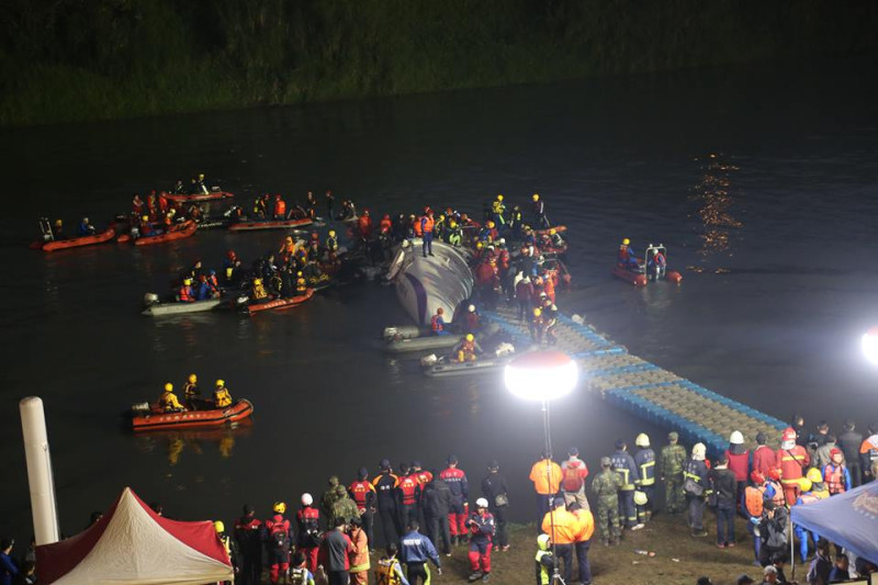 今(4)晚近6點，基隆河面上已經搭起浮橋平台，以利搜救。圖：林雨佑/攝   