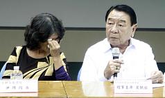 菲律賓派總統代表裴瑞斯（右）8日赴屏東小琉球向洪家致歉，當裴瑞斯宣讀菲國總統道歉書時，罹難船員洪石成的太太洪陳阿崙（左）還是忍不住在一旁掩面哭泣。圖片來源：中央社   