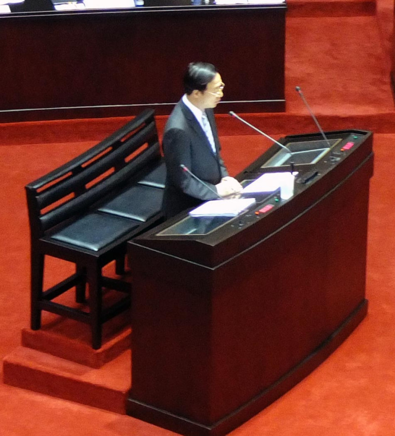 行政院長江宜樺今(14)日表示，他願意針對食安向國人道歉，但政府的角色並非一天到晚道歉，而是要拿出具體的措施。圖：翁嫆琄/攝。   