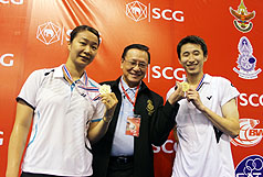 台灣羽球好手李勝木（右）、簡毓瑾（左）12日在泰國羽球公開賽混雙項目，擊敗印尼組合奪下冠軍，他們從主辦單位手中接獲獎牌。圖片來源：中央社   