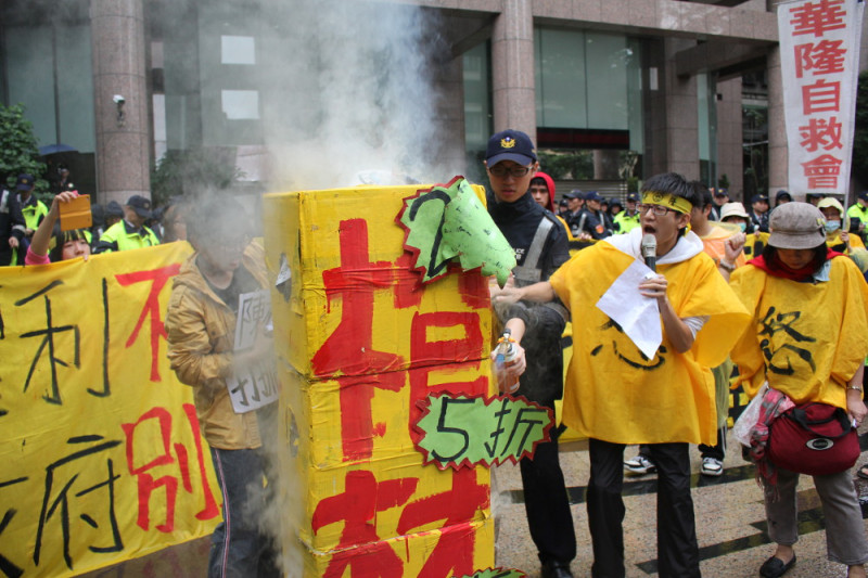 華隆自救會成員拿出瓦斯噴槍燒紙箱道具「棺材本」噴火，象徵燒掉棺材本，但才燒沒多久，警察馬上出面制止。圖3之1：林雨佑/攝   