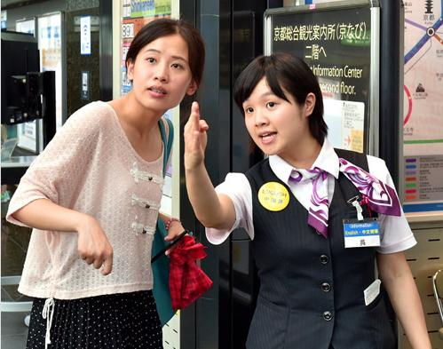 來自台灣的留學生吳淑婷（右）在JR京都站以4種語言輪番服務，讓旅客滿意，被封為「超級嚮導」。圖：翻攝《朝日新聞》   