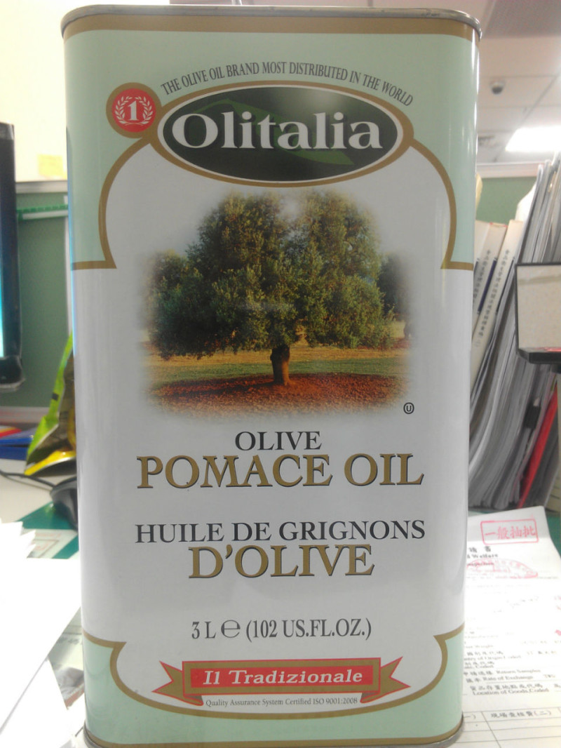 義大利OLITALIA橄欖粕油因含有銅葉綠素，被邊境查驗擋下，1萬6千多公斤的產品將退運或銷毀。圖：食藥署提供。   