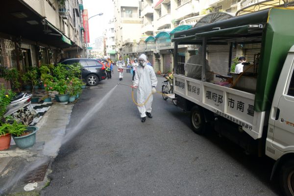 指揮中心27日指出，台南上週的登革熱病例數較前週再降3成，但高雄仍處於高峰期。圖：台南市政府提供   