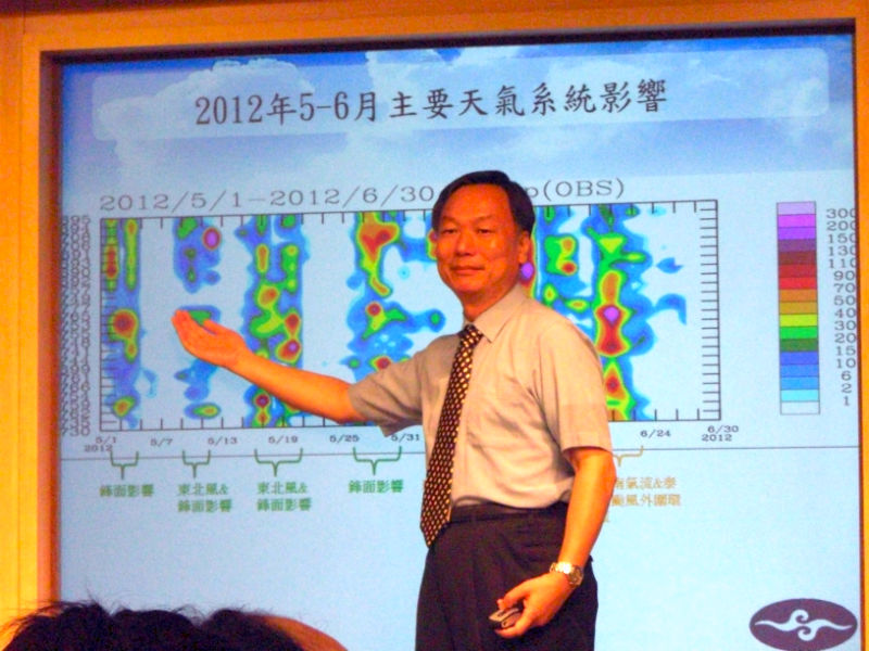 中央氣象局氣象預報中心主任鄭明典說，今年的颱風成形數較少，但侵台數卻稍微提高。另外，今年的梅雨季累積雨量，已創下有雨量紀錄以來的最高量。圖：翁嫆琄/攝。   