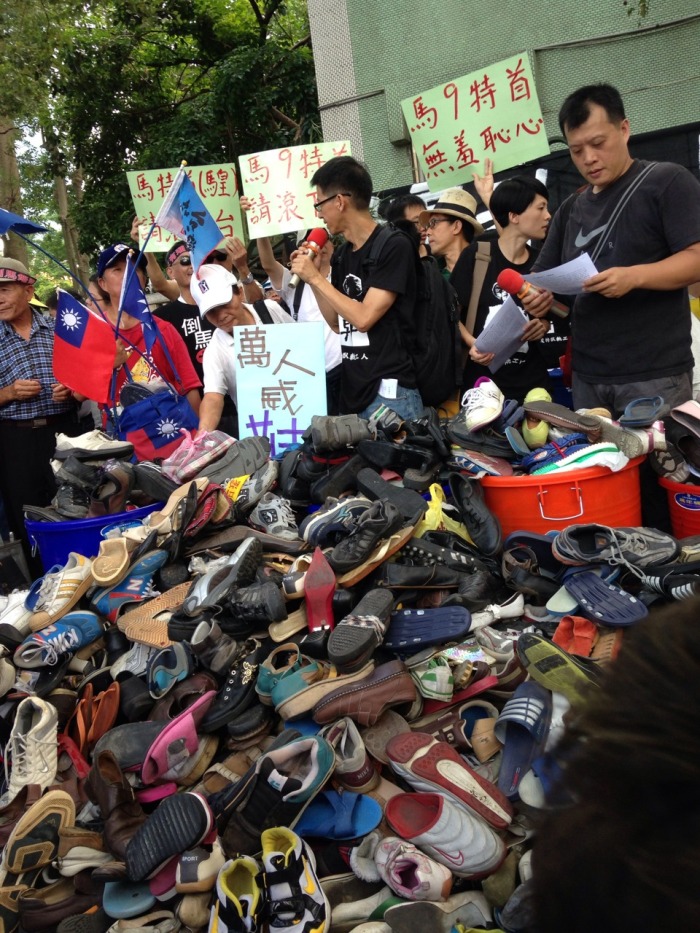 圖4-4全國關廠工人連線等社運團體今(29)天舉行向萬人「募鞋」嗆馬活動圖輯。圖片來源：新頭殼網友提供&nbsp;&nbsp;&nbsp;