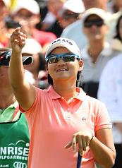 LPGA台灣賽今天第3 回合，台灣高爾夫選手曾雅妮打完前9洞出現1次「柏忌」、抓下4鳥，暫時和韓國的梁熙英並列領先。圖片來源：中央社   