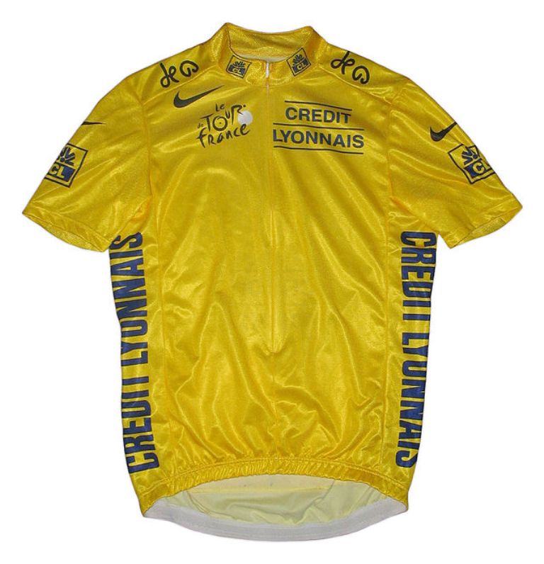 根據維基百科的說明，環法自行車賽總成績領先是決定環法自行車賽總冠軍的評定標準，自1919年起，環法自行車賽總成績領先者會穿著標誌性的衣物，黃色領騎衫(法語：maillot jaune)。1937年，比賽正式設立了黃色領騎衫制度。圖片來源：維基共享資源公共領域。   
