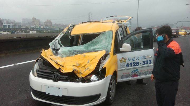 遭飛機擦撞的計程車，擋風玻璃全碎，引擎蓋與車頭也嚴重凹陷。圖：翻攝自PTT。   