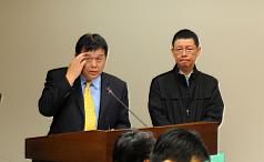 勞動部長潘世偉（左）7日在立法院表示，今年7月基本工資月薪已決定調高到新台幣1萬9273元，基本工資審議委員會是否召開仍需共同討論。圖：中央社   