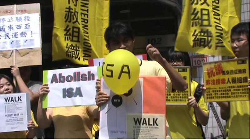 台灣人權團體欲刺破寫著ISA的氣球，象徵要求馬國政府廢除國內安全法。圖片：蔡明倫/攝。   