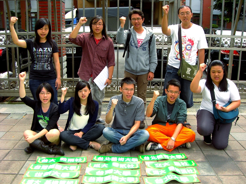 由全國各地的學生團體組成的台灣青年反美牛聯盟今(20)日上午集結於立法院門口，抗議政府欲開放含瘦肉精的美牛進口。圖片：翁嫆琄/攝。   