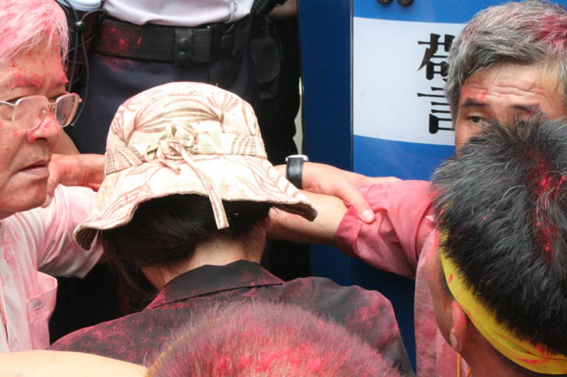 全身沾滿象徵土地受傷的紅色粉筆灰，雲林縣長蘇治芬28日為了治水預算在行政院前下跪。圖：林良齊/攝   