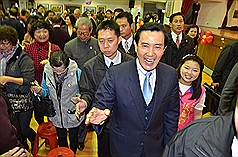 順利連任的總統馬英九（前），25日舉行雲林感恩之旅。圖片來源：中央社。   