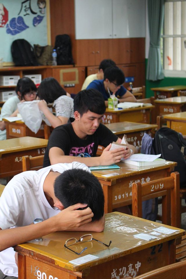 據《中國時報》今(20)日報導，台北市立一名國三畢業生未參加會考，不過仍以會考成績「0分」搭配志願序和多元學習表現48分的成績錄取台北市立成功高中。圖為今年國中教育會考休息時間的照片。圖：新頭殼資料照片   