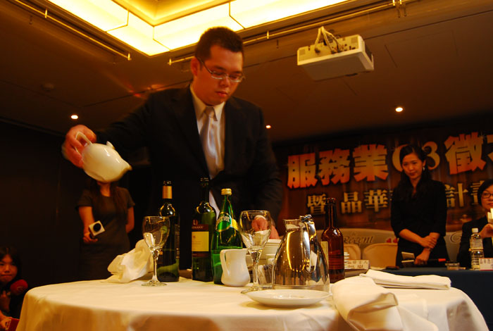 知名飯店業以實際收拾餐桌，作為求職面試中的一項考驗。圖片:黃沛云/攝   