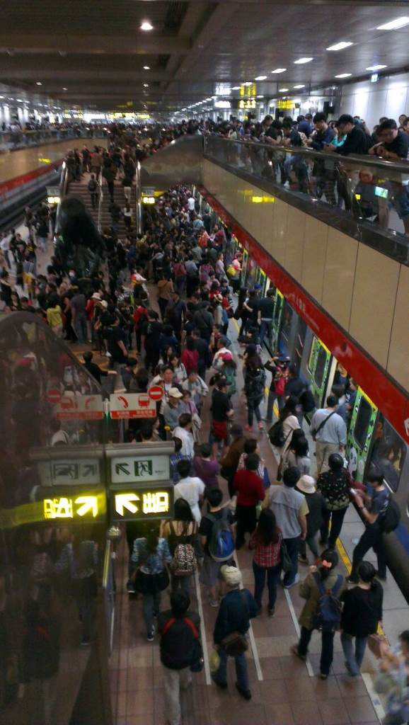 台北捷運板南線列車今(27)日上午發生列車車廂於進站前出現「電光」的情形，站務人員發現後立即在列車進站後請列車上的乘客下車，並請乘客改搭乘下班列車，目前板南線通車狀況一切正常。　圖：新頭殼資料照片   