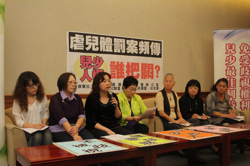多個團體24日上午召開記者會，呼籲行政院組成專家調查小組，調查台南啟智學校教師長期虐待學生及新北女童棄屍案。圖：林雨佑/攝   